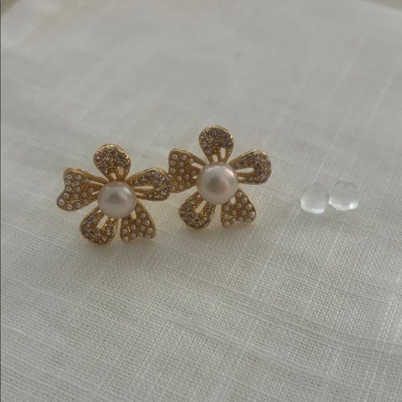 Elegant Gold and Pearl Flower Earrings - Picture 3 of 7